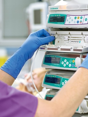 nurse-places-disposables-in-infusomat-space